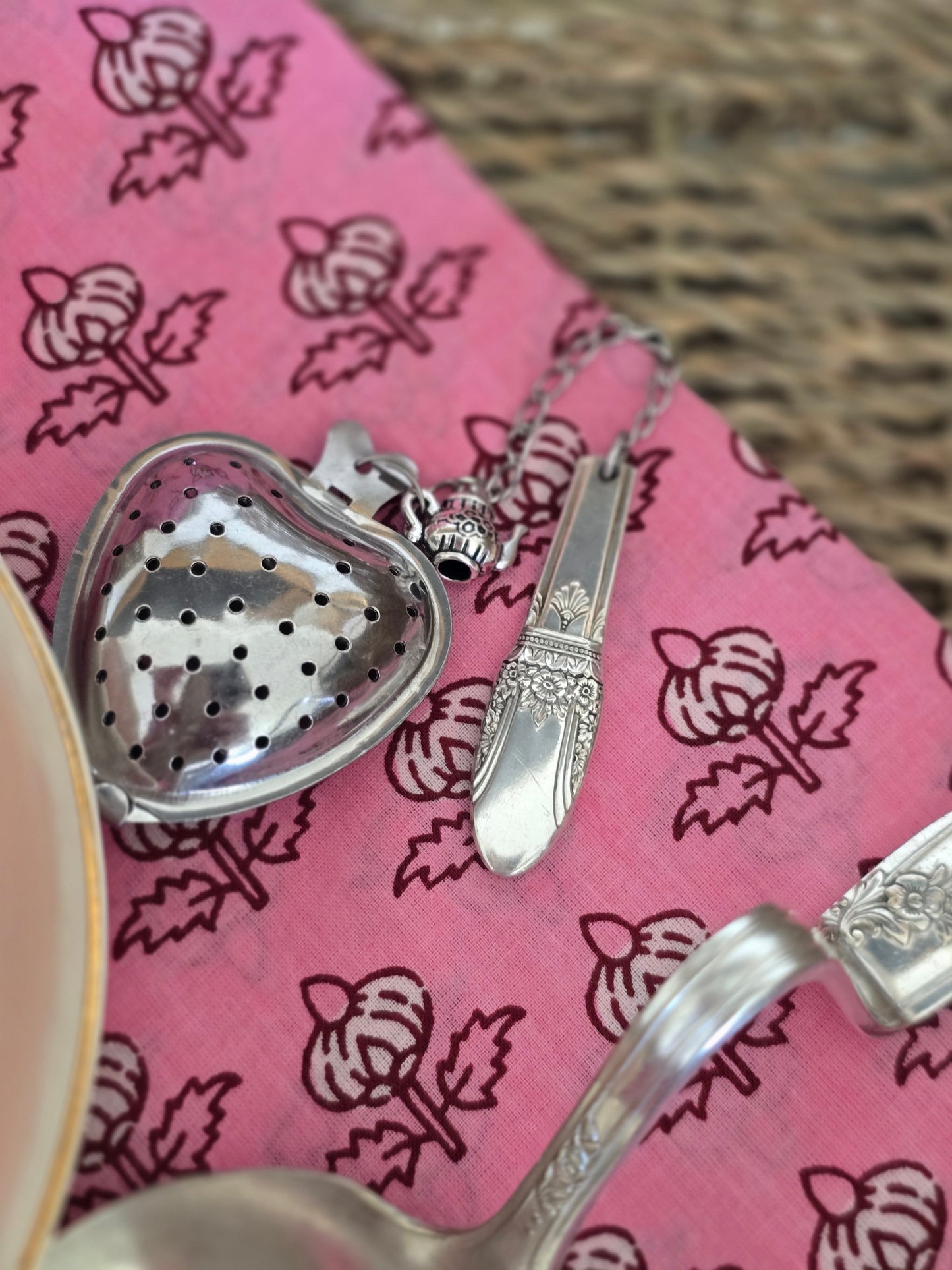 Tea strainer and drip bowl- vintage | Wandering Tulips