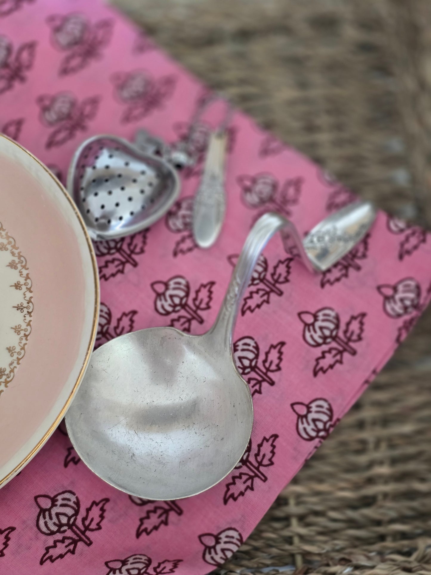 Tea strainer and drip bowl- vintage | Wandering Tulips