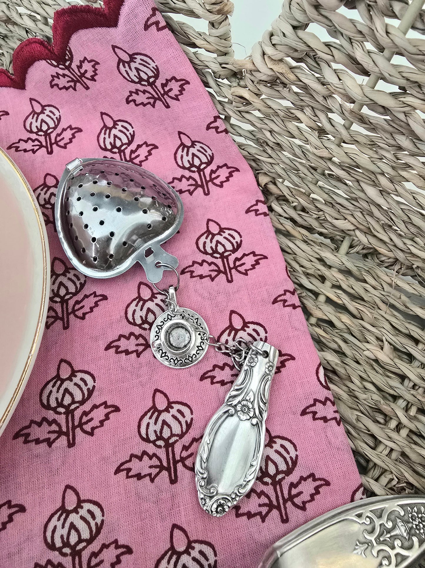 Tea strainer and drip bowl- vintage | Wandering Tulips