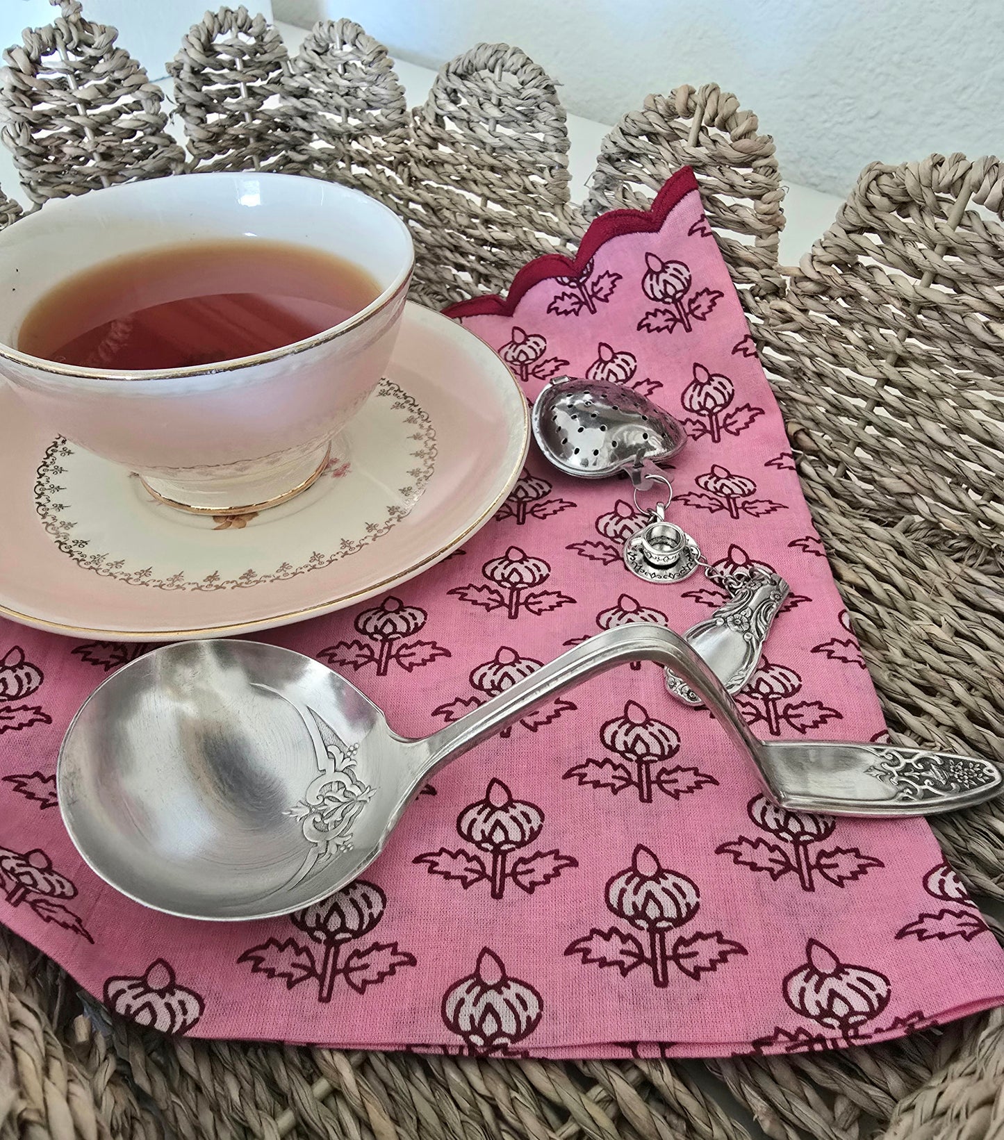 Tea strainer and drip bowl- vintage | Wandering Tulips